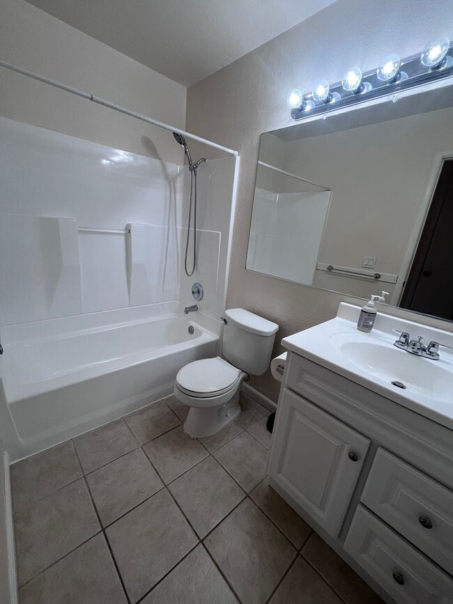 Building Photo - BEAUTIFUL UPDATED DUPLEX IN CITRUS HEIGHTS!!