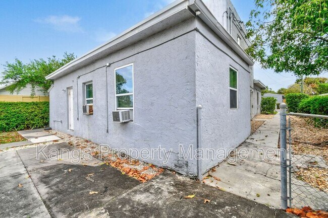 Building Photo - 3721 Henry Ave