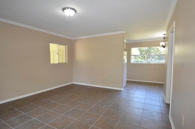 Building Photo - 615 Sarita St