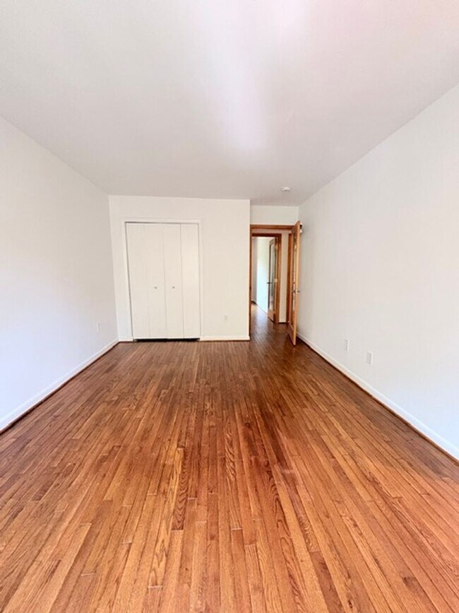 Building Photo - 2071 Golf Course Dr