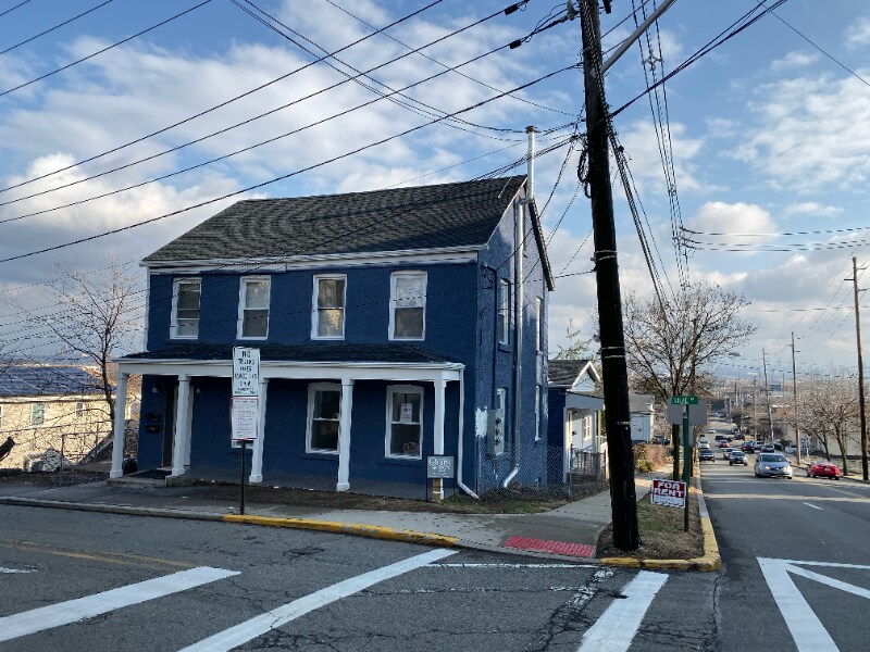 Building Photo - 301 Lilac Ln