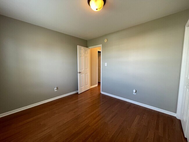 Building Photo - Absolutely Adorable!