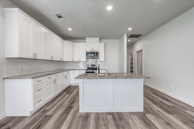 Building Photo - 924 W Collins St