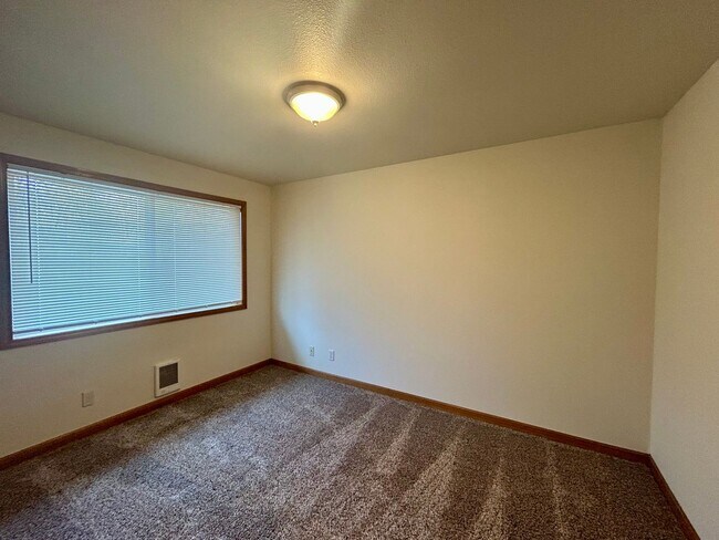 Building Photo - 4241 Wintergreen Ln