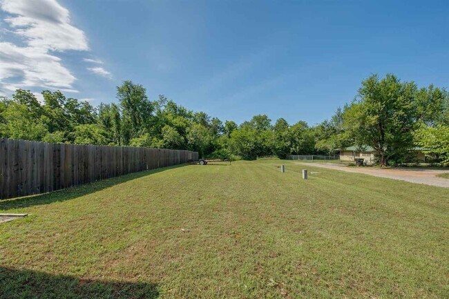 Building Photo - 205 Lincoln St