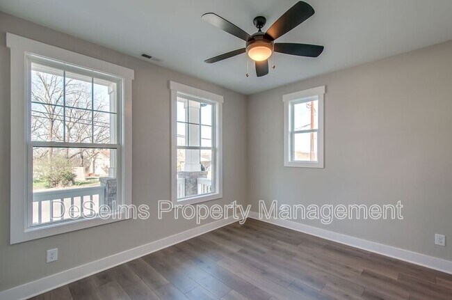 Building Photo - 2061 Oakwood Avenue
