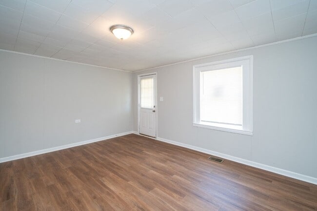 Building Photo - 510 W Lake Dr