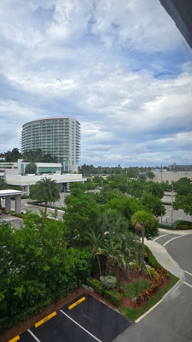 Building Photo - 105 S Riverside Dr