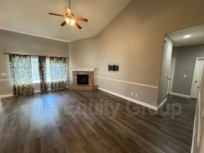 Building Photo - 6227 W Oak Ave