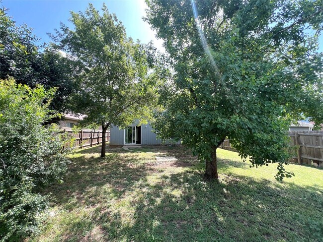 Building Photo - 2423 Glen Field Dr