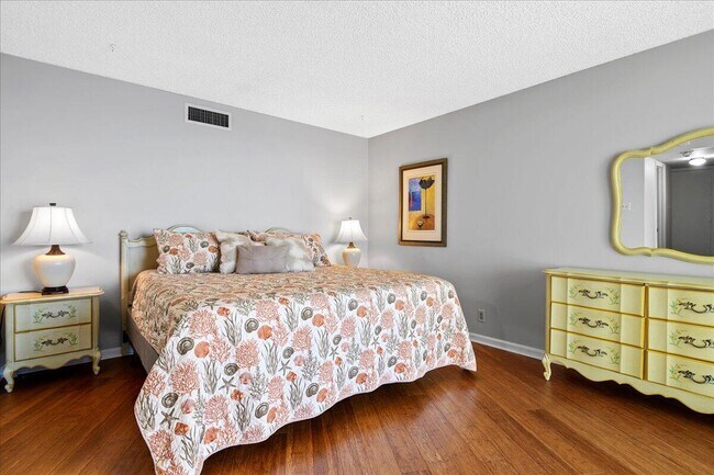 Building Photo - 5420 N Ocean Dr