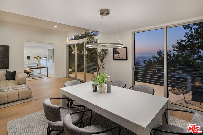 Building Photo - 3564 Multiview Dr