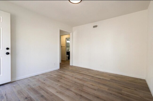 Building Photo - 614 N Osage St