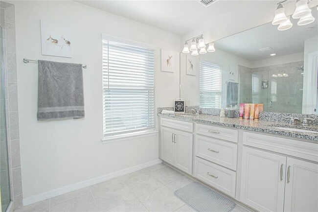 Building Photo - 3851 Plainview Dr