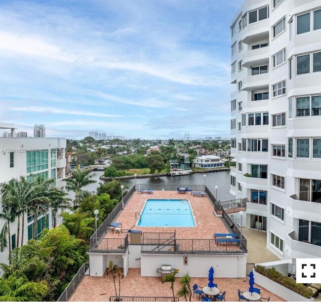 Building Photo - 333 Sunset Dr