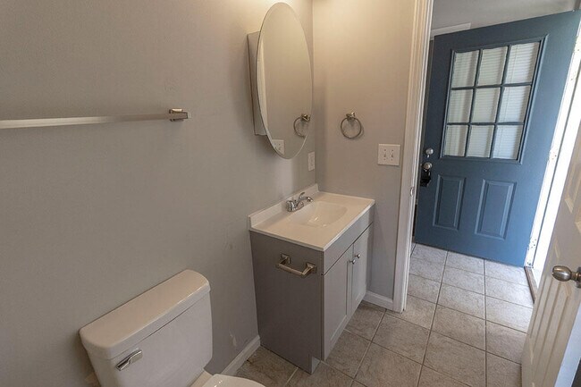 Building Photo - 1945 Center St