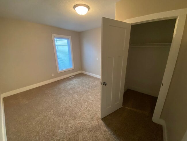 Building Photo - 4 Bedroom Home just 3 minutes from downtown!