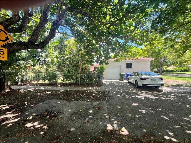 Building Photo - 3351 SW 18th St