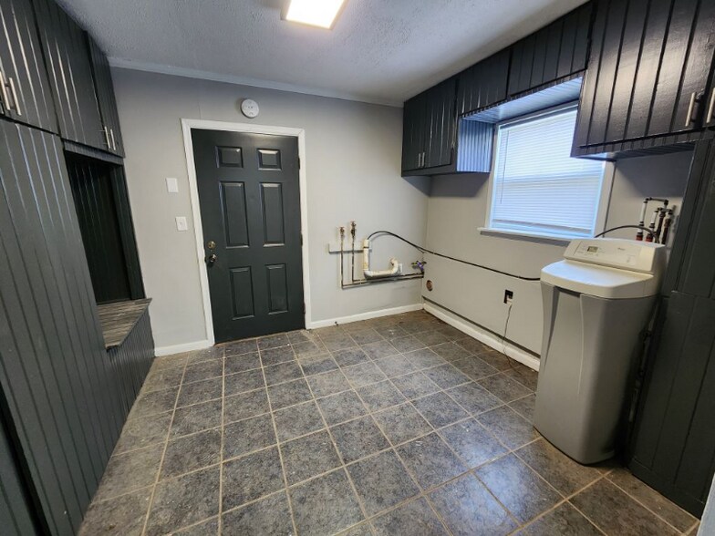 Building Photo - 16905 10th Ave