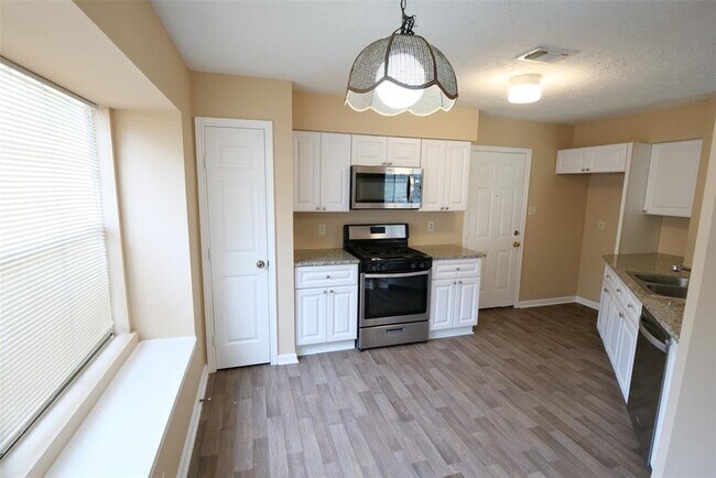 Building Photo - 22015 Kenlake Dr