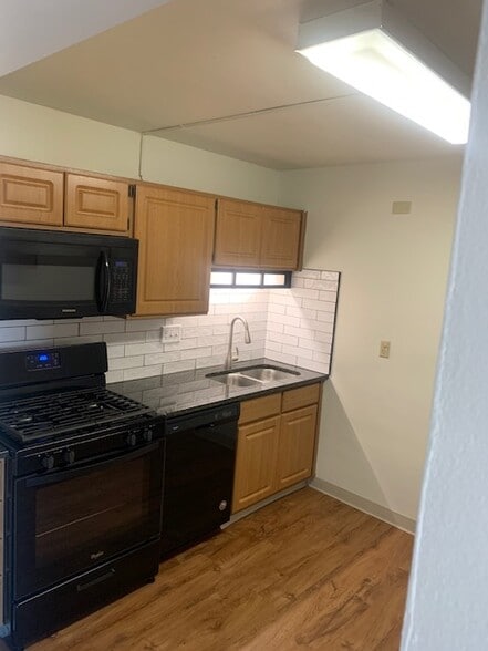 Building Photo - The Highland Square