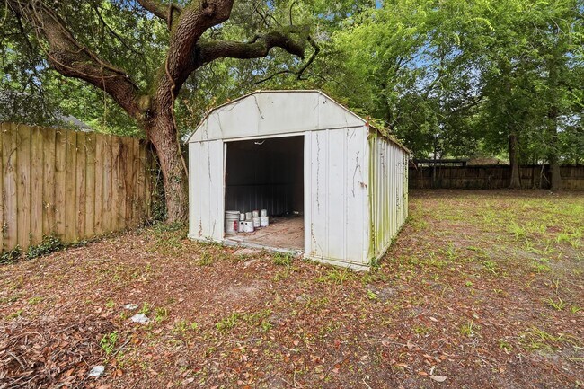 Building Photo - Prime Niceville Location!
