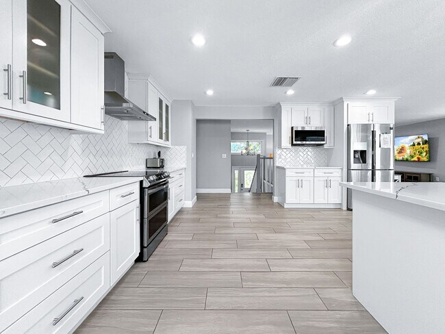 Building Photo - 4 Bed Waterfront Paradise with Pool, Dock & Gulf Access in Baileys Bluff