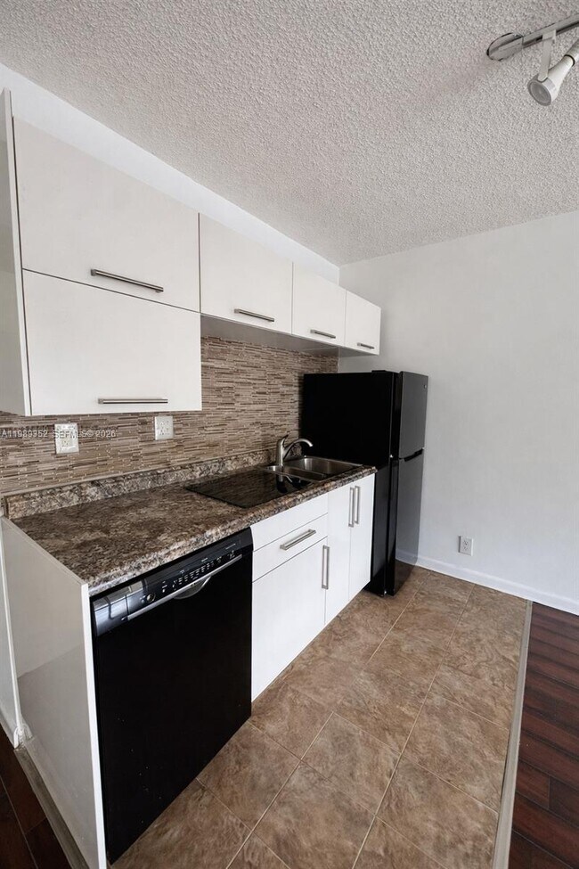 Building Photo - 9330 Lagoon Pl