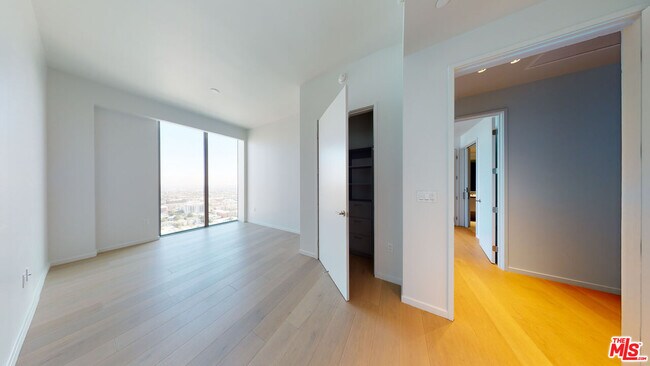 Building Photo - 2801 Sunset Pl
