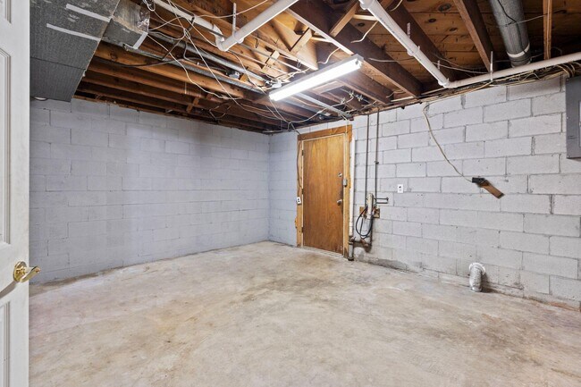 Building Photo - 562 Lone Oak Dr