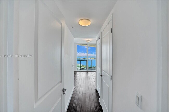 Building Photo - 480 NE 30th St