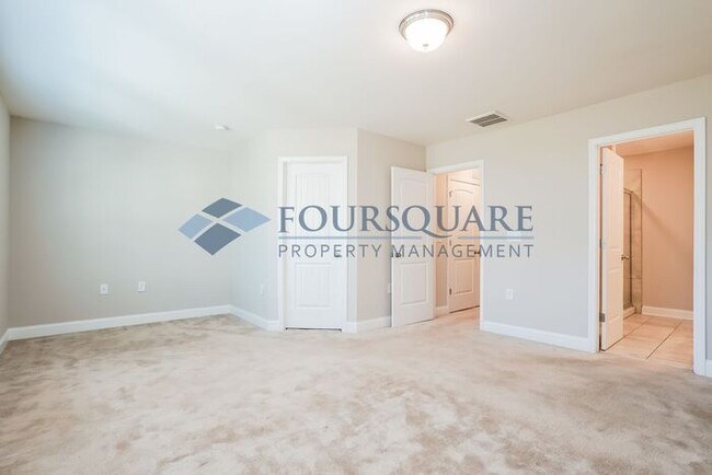 Building Photo - Townhome | Back Patio with Privacy Fence |...