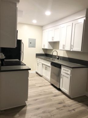 Building Photo - 231 N La Peer Dr