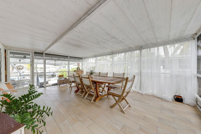 Building Photo - 398 Burton Dr