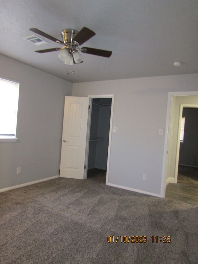 Building Photo - Great home located on the eastside, walking distance to MacArthur Schools.