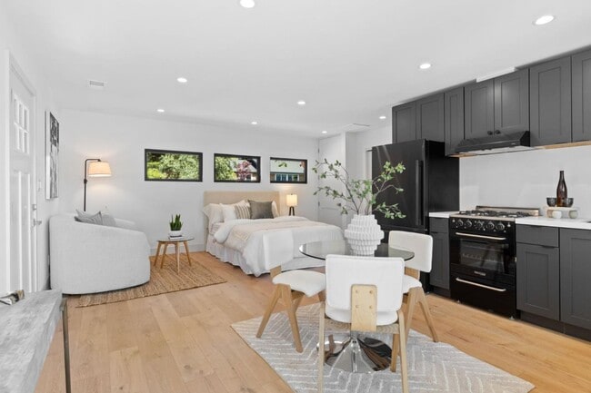 Building Photo - 810 W California Way