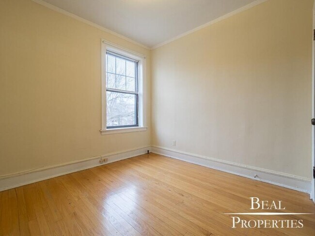 Building Photo - 1 bedroom in CHICAGO IL 60613