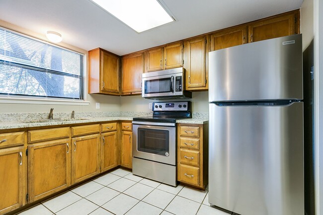 Building Photo - COMING JANUARY 2026 - Spacious 2-Bedroom Townhome with River View!