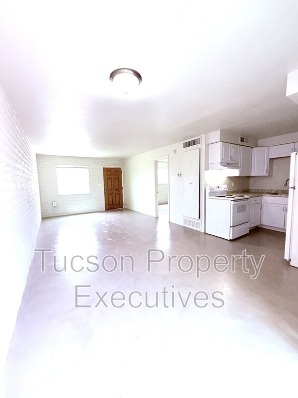 Building Photo - 319 E Blacklidge Dr