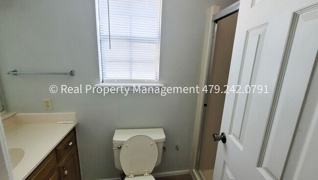 Building Photo - 106 Oak St