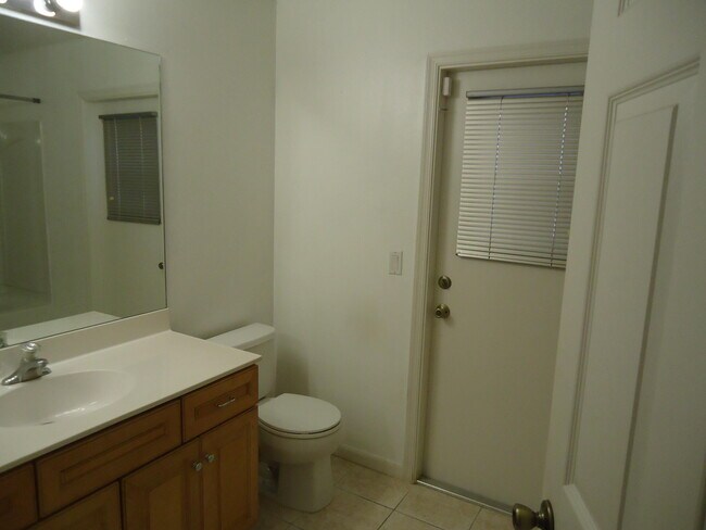 Building Photo - 5824 NW Zenith Dr