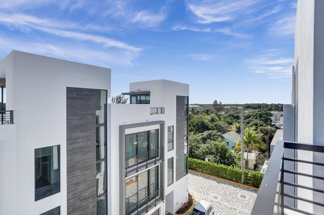 Building Photo - Gorgeous New Townhouse on the Beach