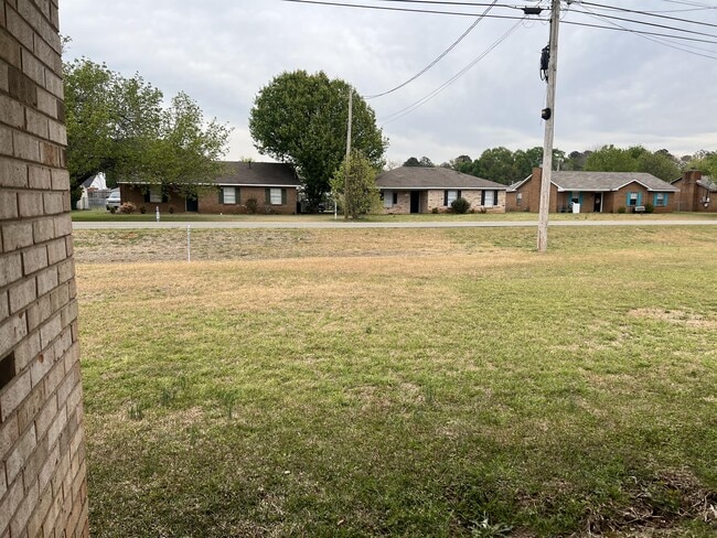 Building Photo - 1705 Deatsville Hwy