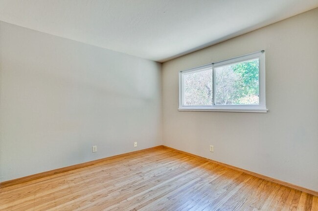 Building Photo - Charming 3-bedroom, 2-bathroom ranch-style...
