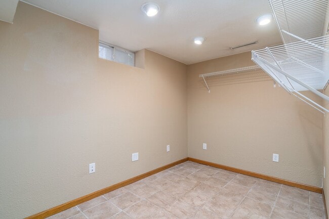 Building Photo - 3 Bedroom 2 Bath Home with Fenced in Backyard!