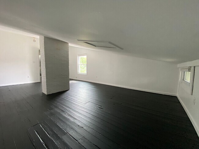 Building Photo - 451 Warner St