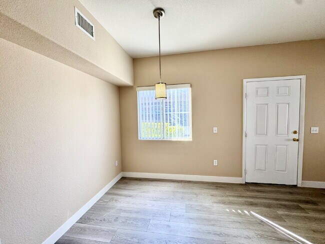 Building Photo - Beautifully Updated Downstairs 3-Bedroom, ...