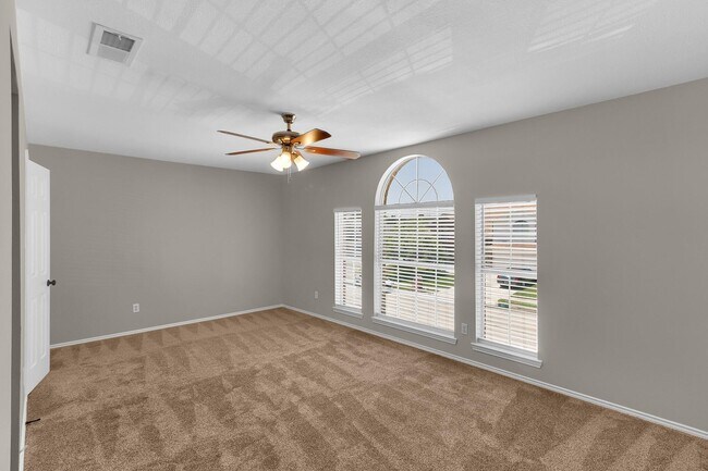 Building Photo - 4729 Woodhaven Ln