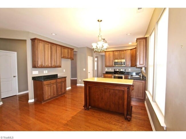 Building Photo - 4 Bedroom, 3 Bath Home for Rent in Kinderton