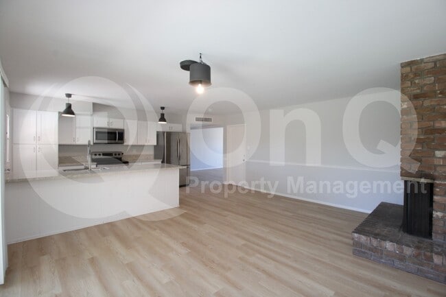 Building Photo - 537 E Laguna Dr